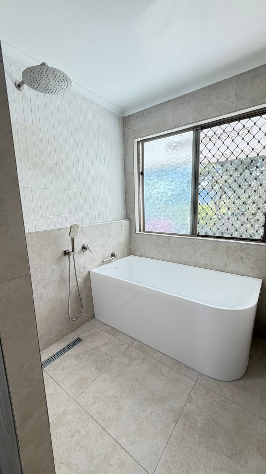 Light Stone Bath & Shower